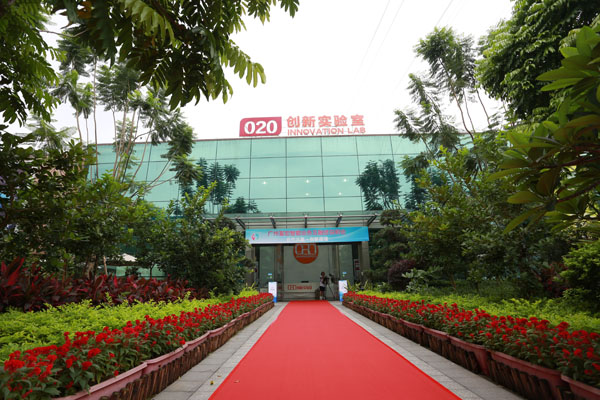自動(dòng)售貨機(jī),自動(dòng)售賣機(jī),自動(dòng)售貨機(jī)價(jià)格,廣州售貨機(jī),無(wú)人售貨機(jī),智能自動(dòng)售貨機(jī)加盟,自動(dòng)販賣機(jī),飲料自動(dòng)售貨機(jī),廣州富宏智能售貨機(jī)
